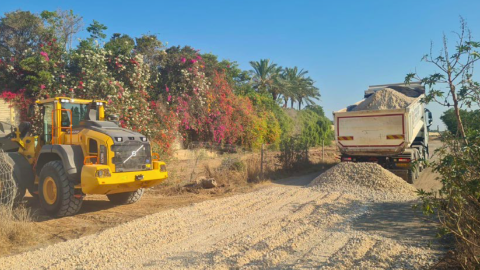 סוף לאבק בדרך החקלאית